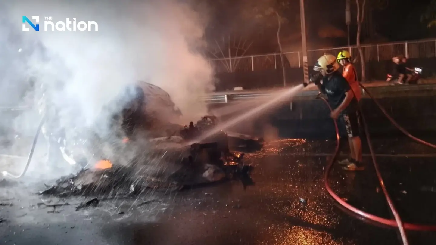 Ferrari, Benz cars burn down in three-vehicle accident in Bangkok Ferrari, Benz cars burn down in three-vehicle accident in Bangkok
