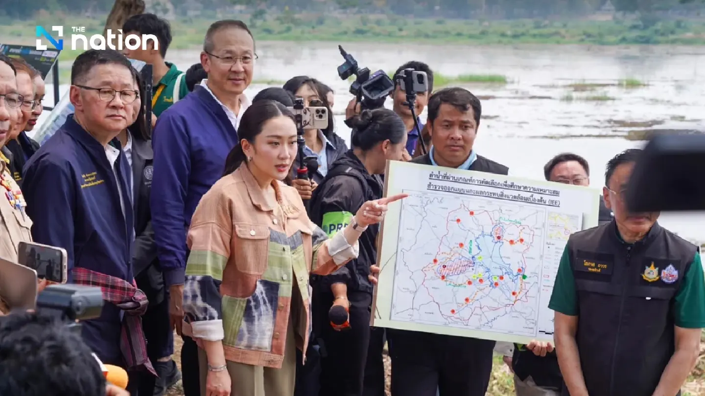 Paetongtarn surveys water management issues at Nong Han Lake