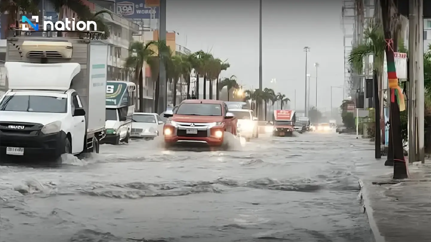 Heavy rain causes flooding on Phraeksa Road, Samut Prakan