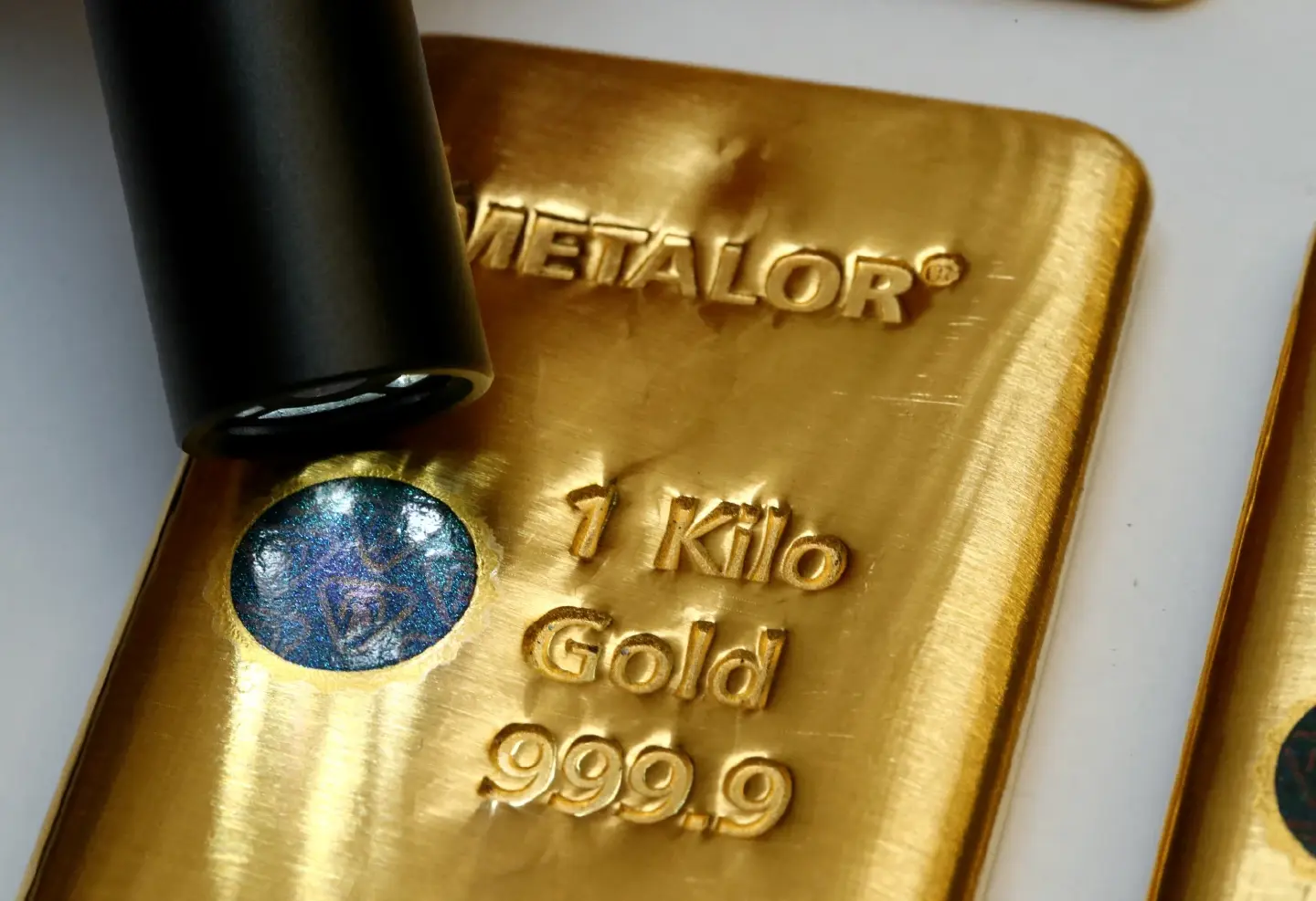 Gold hits record high as US-China trade war intensifies, dollar weakens