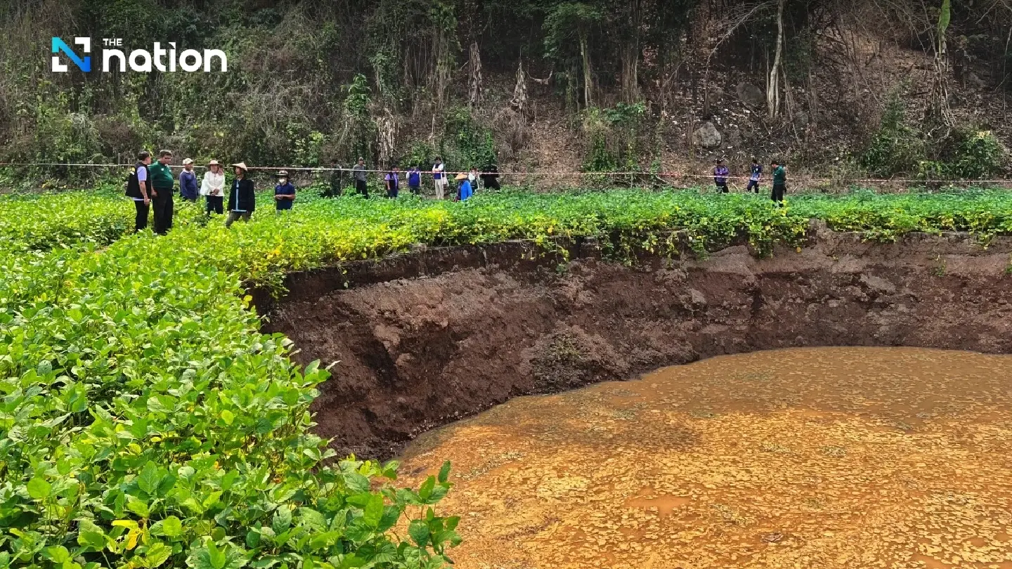 Governor surveys sinkholes in Mae Hong Son agriculture plot Governor surveys sinkholes in Mae Hong Son agriculture plot