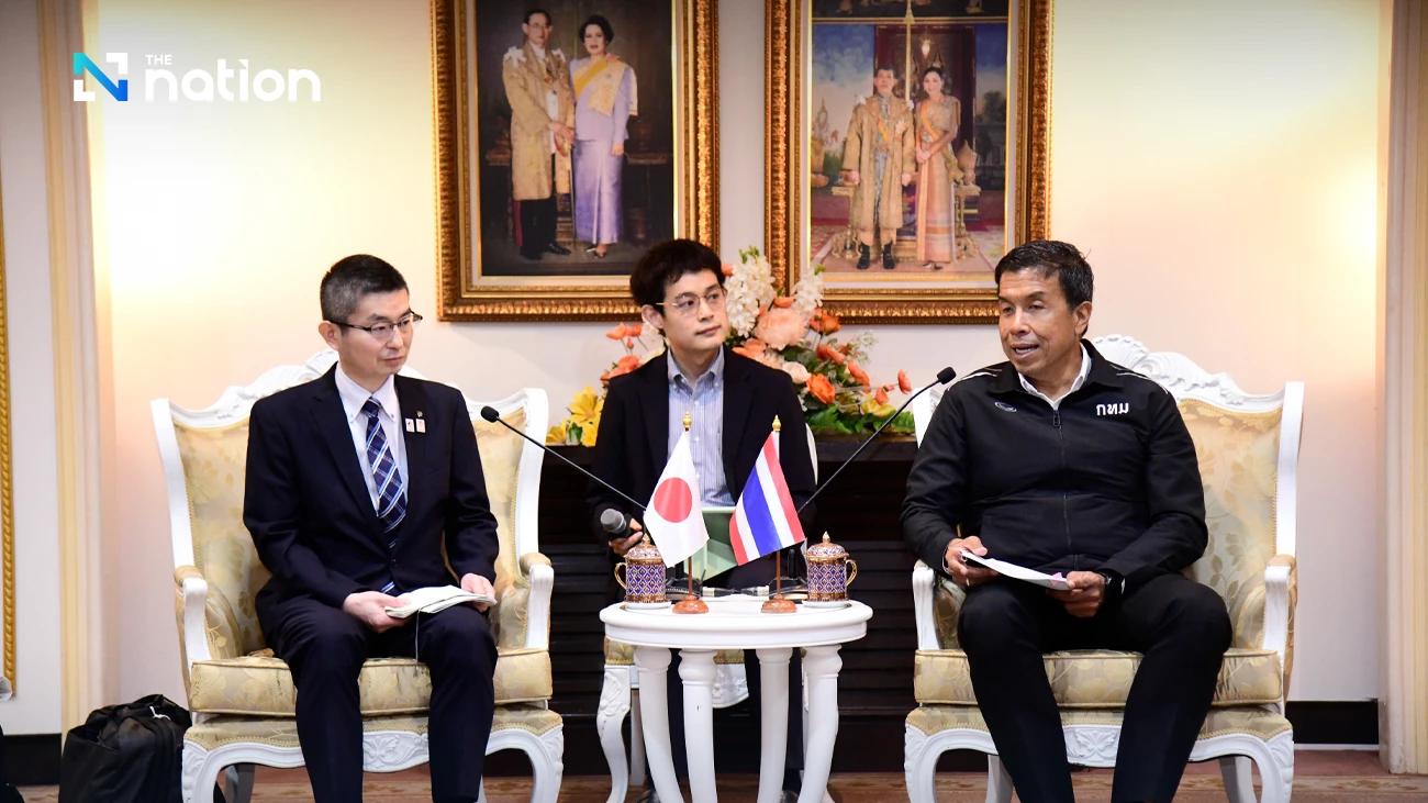Chadchart welcomes delegation and youth from Aichi Prefecture