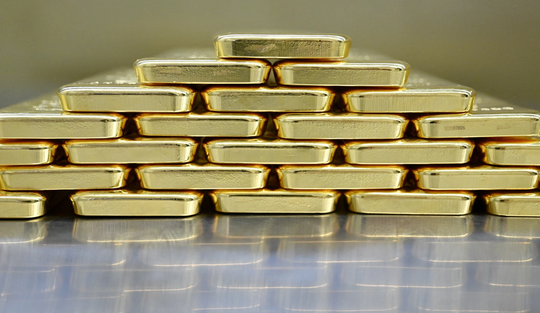 Spot Gold Prices Surge Amid Trade Tensions and Economic Factors Spot Gold Prices Surge Amid Trade Tensions and Economic Factors