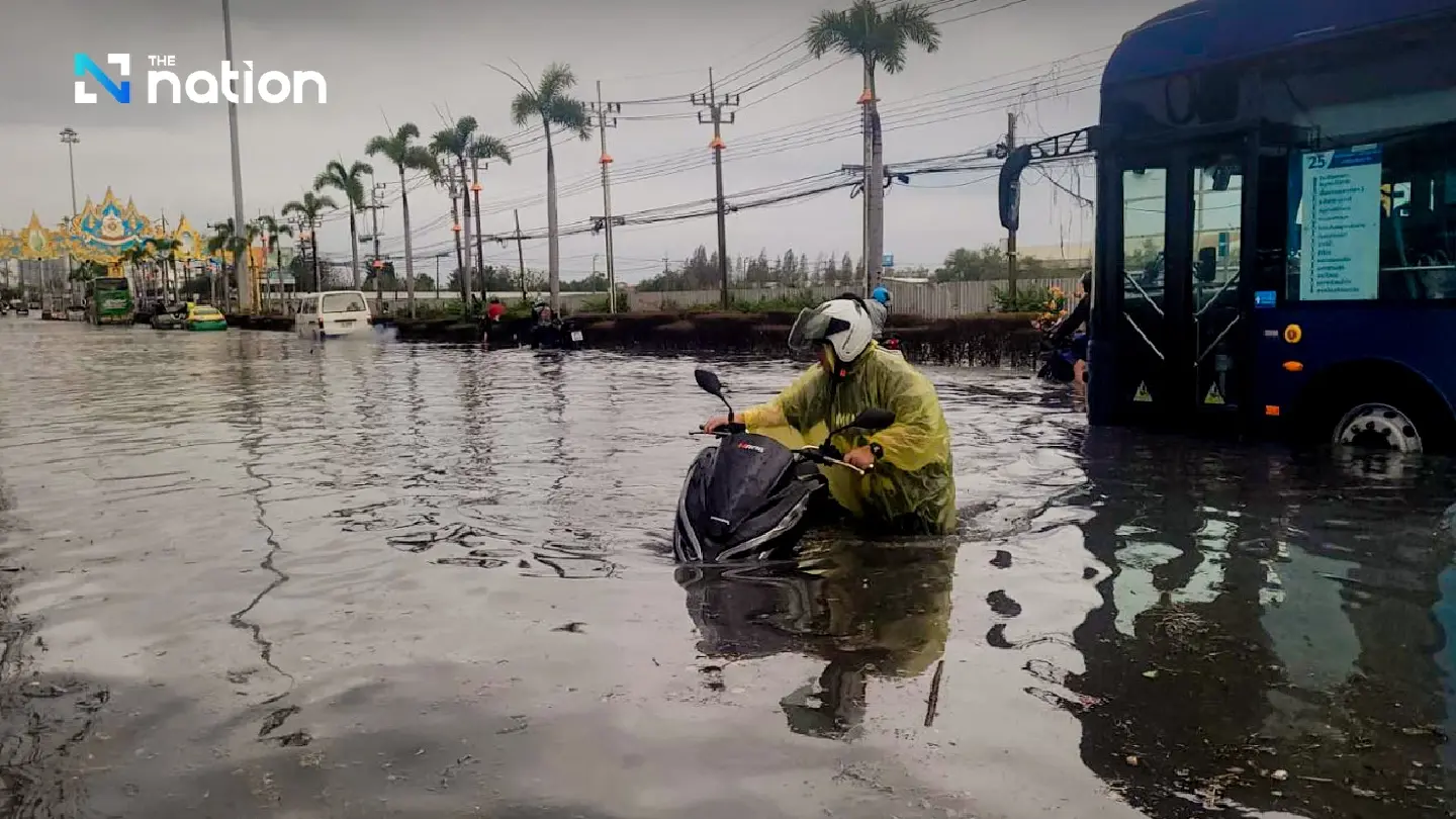 Heavy downpours cause flooding in Samut Prakan Monday morning Heavy downpours cause flooding in Samut Prakan Monday morning