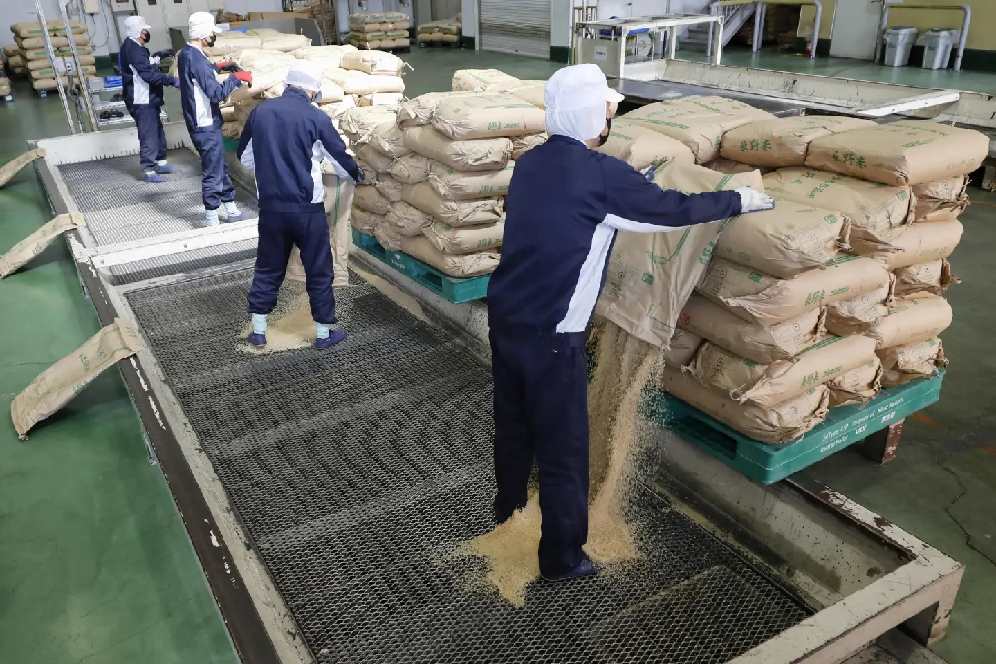 Japan to curb prices of stockpiled rice