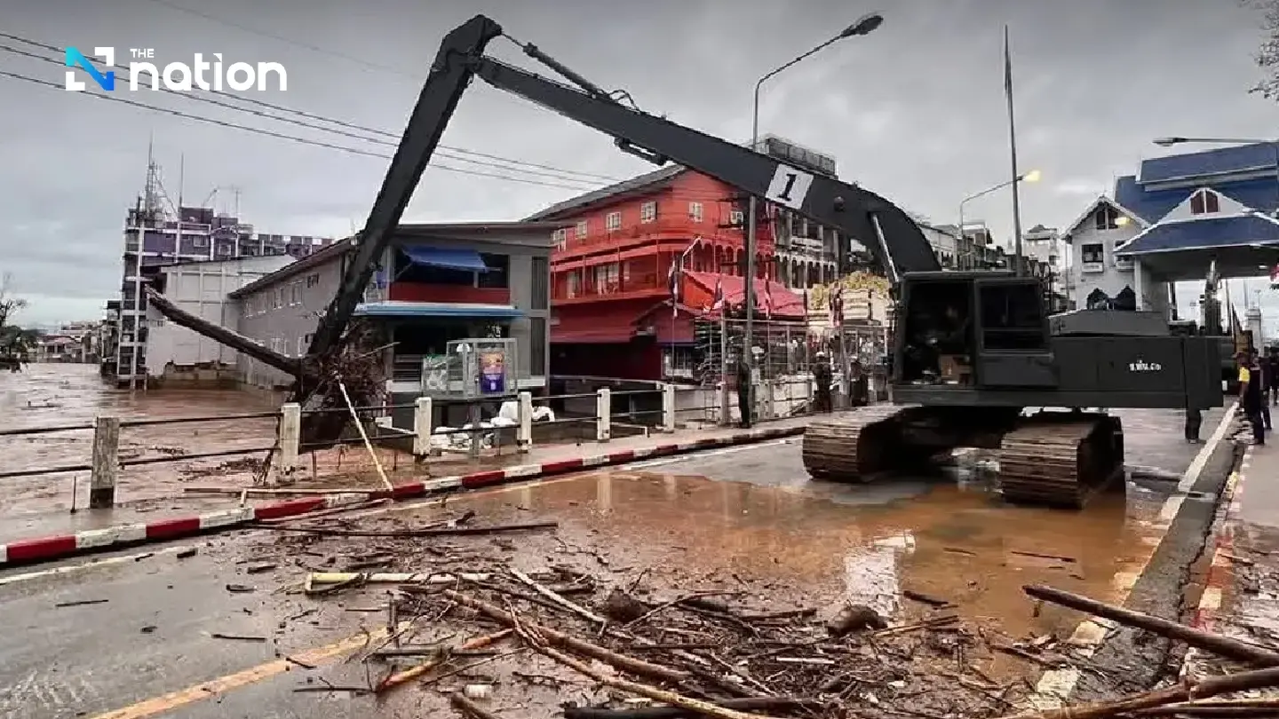 Mae Sai flooding: Military reinforces flood barriers, clears debris under Thai-Myanmar Friendship Bridge