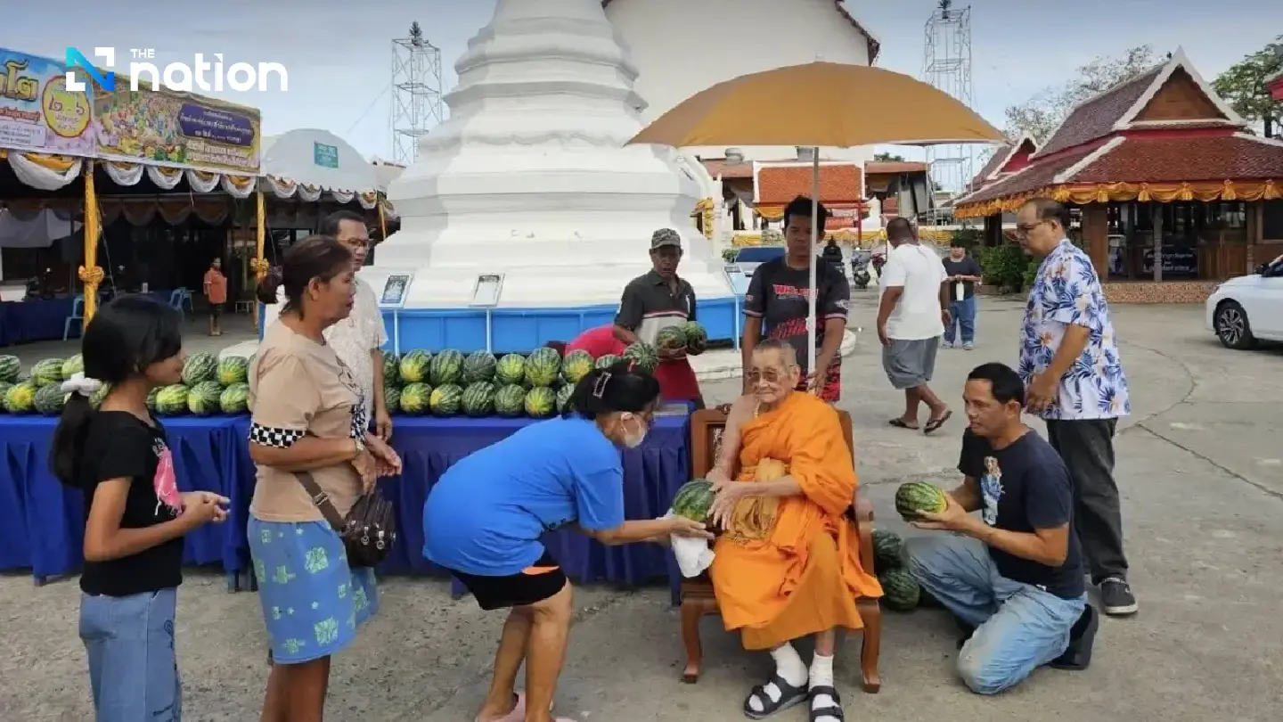 Suphan Buri temple buys 2,000 kgs of watermelons to support farmers Suphan Buri temple buys 2,000 kgs of watermelons to support farmers