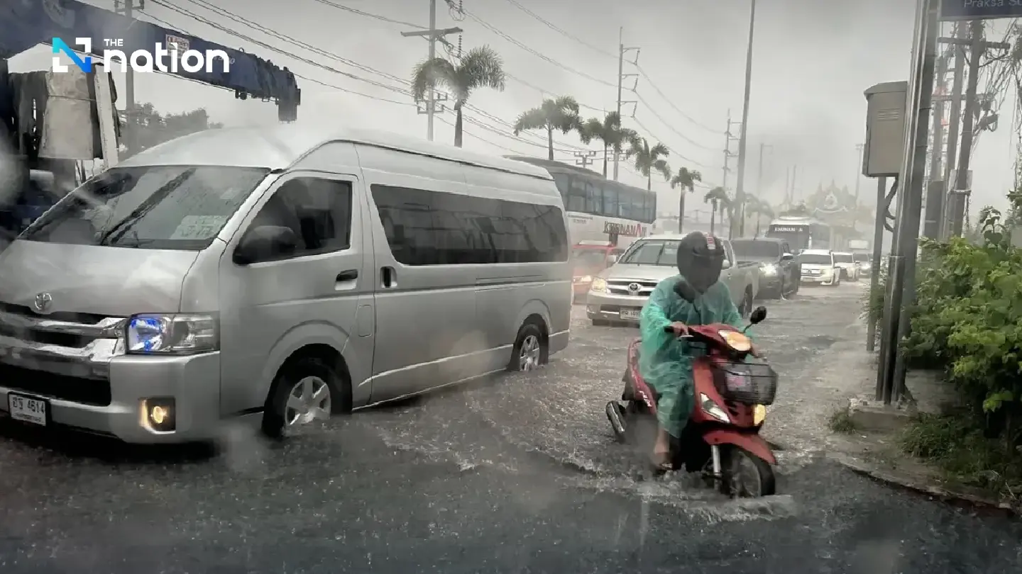 Heavy rains cause flooding in Bangkok and surrounding areas Heavy rains cause flooding in Bangkok and surrounding areas