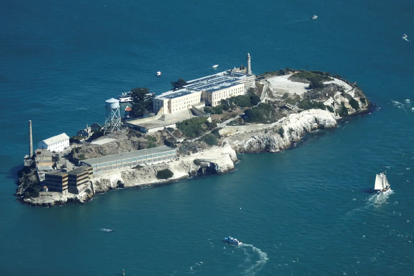 Trump orders the reopening of Alcatraz prison Trump orders the reopening of Alcatraz prison