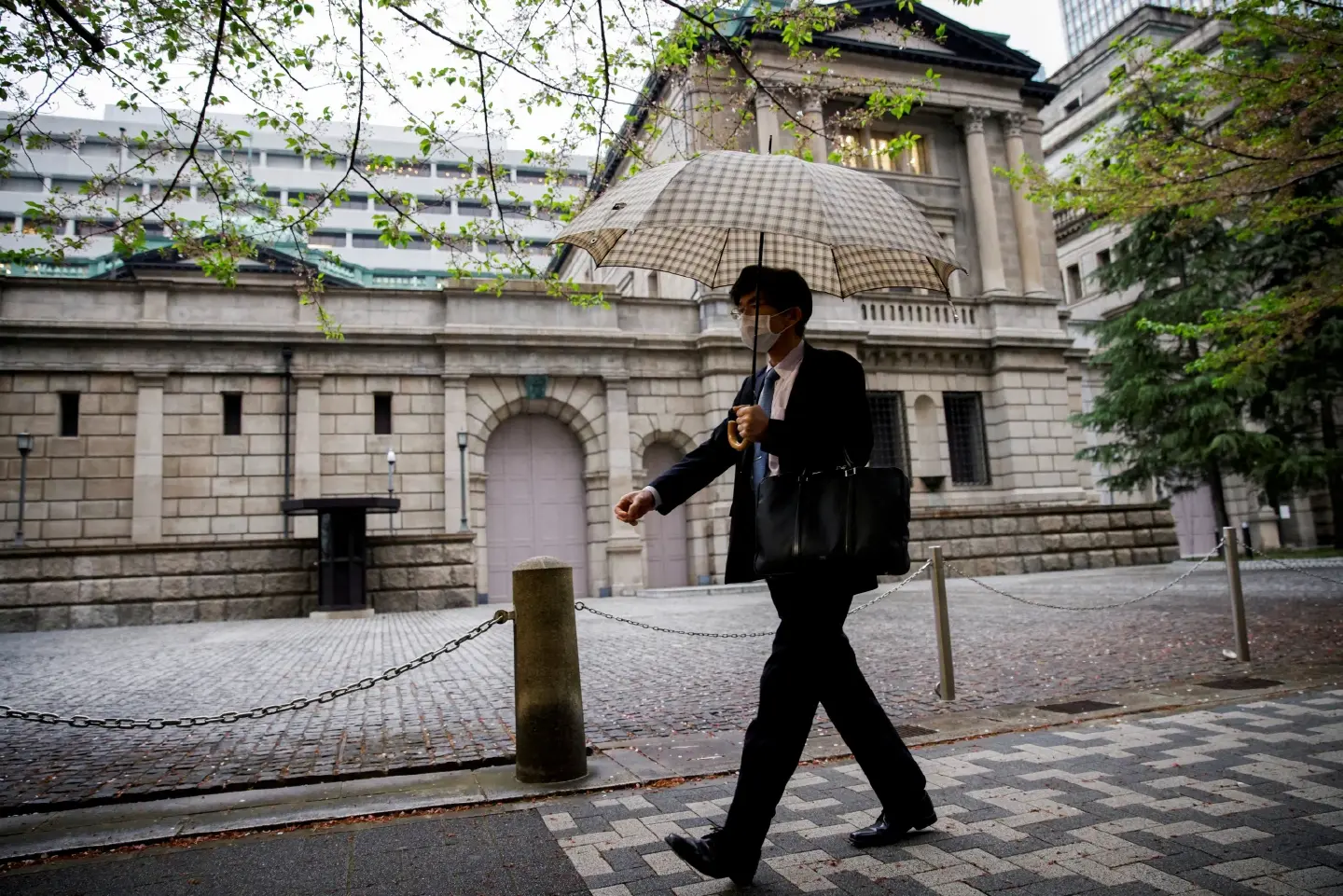 Japan real wages fall for 3rd straight year in FY 2024 Japan real wages fall for 3rd straight year in FY 2024