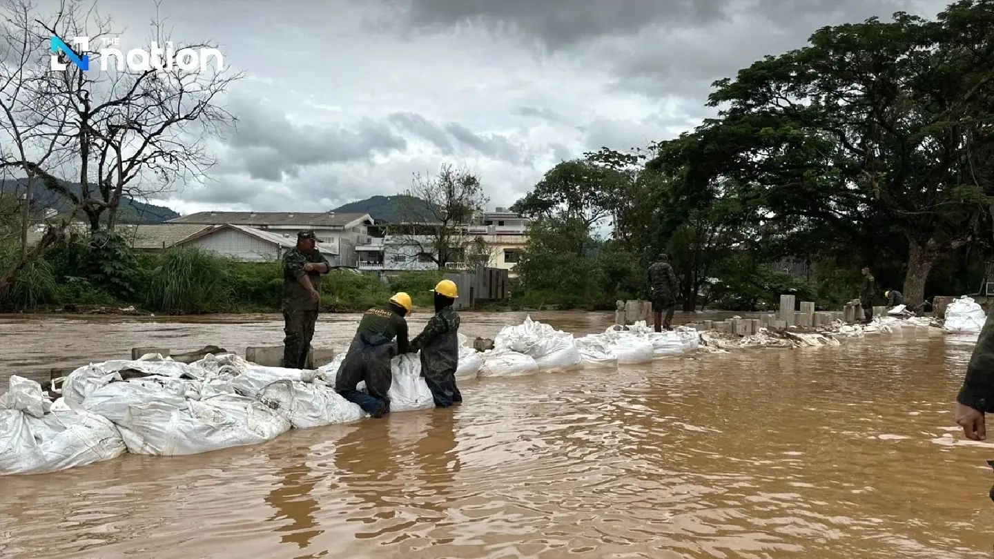 52 governors ordered to stay on flood alert as troops battle Chiang Rai flooding