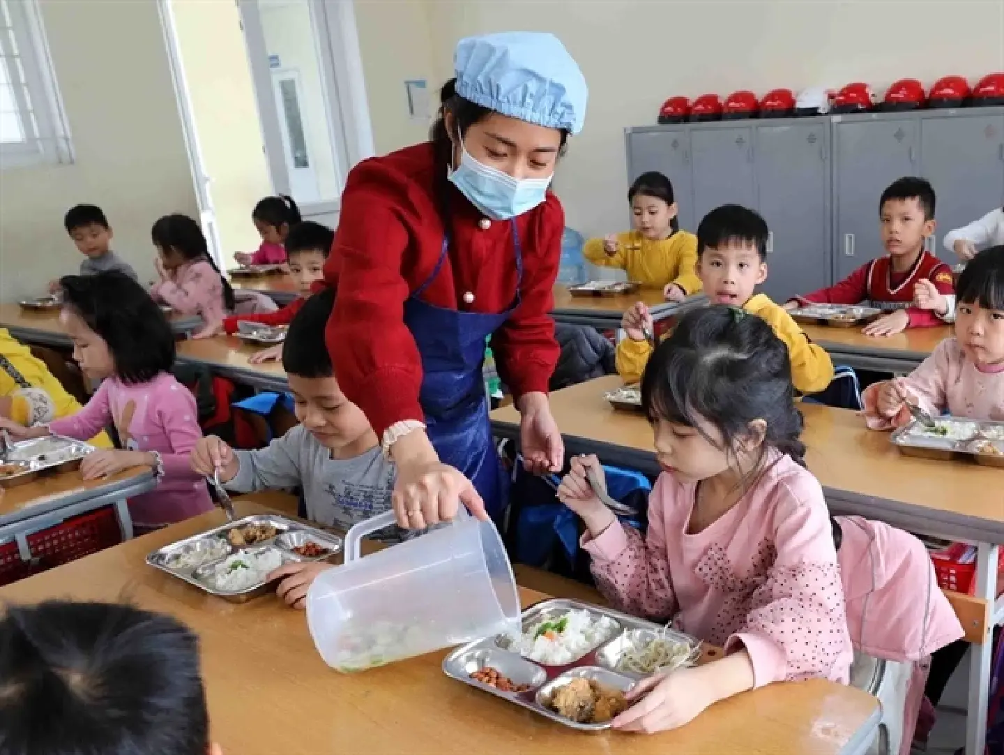 Vietnam's free school lunch plan praised widely