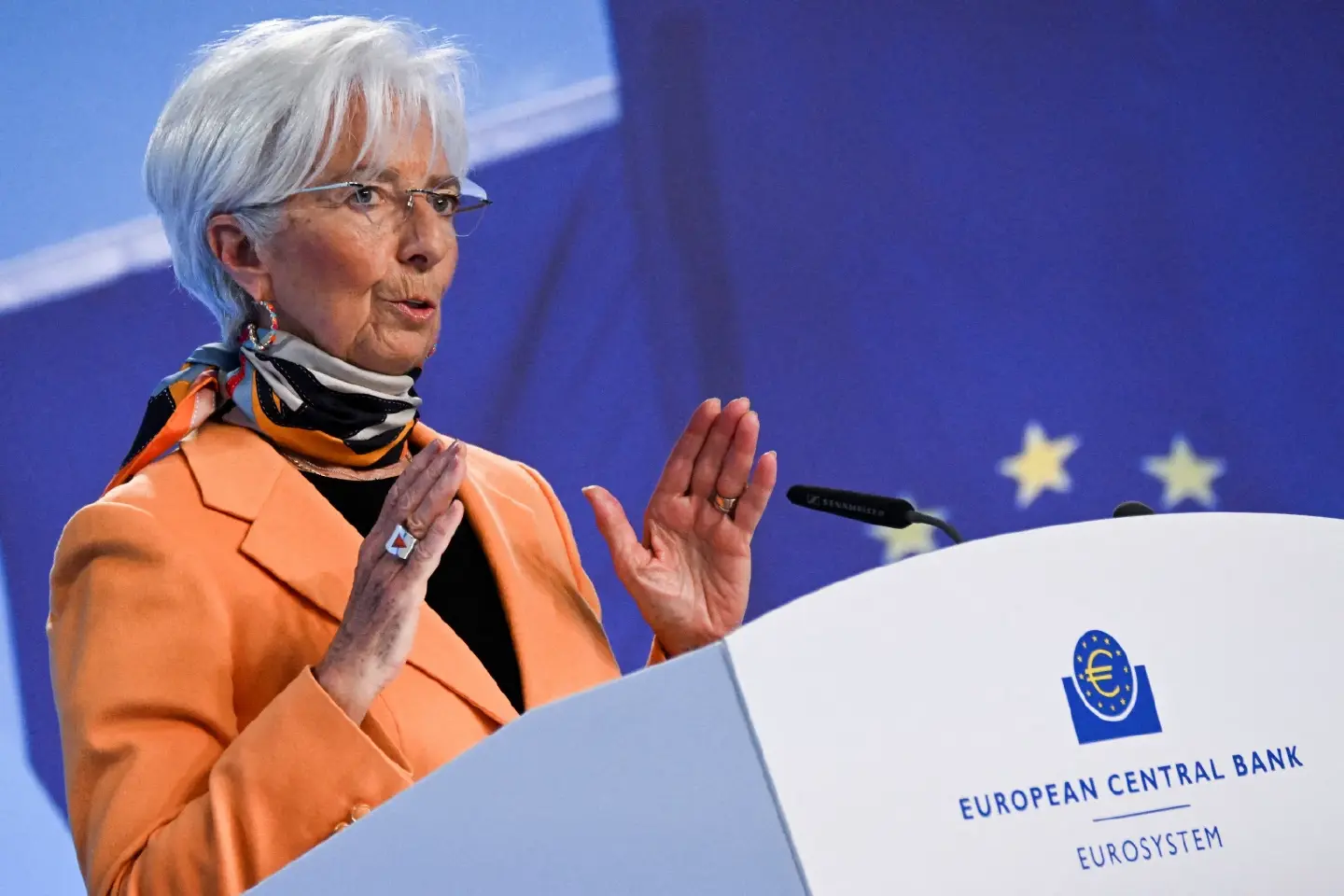 Euro could become the dollar's alternative, Lagarde says