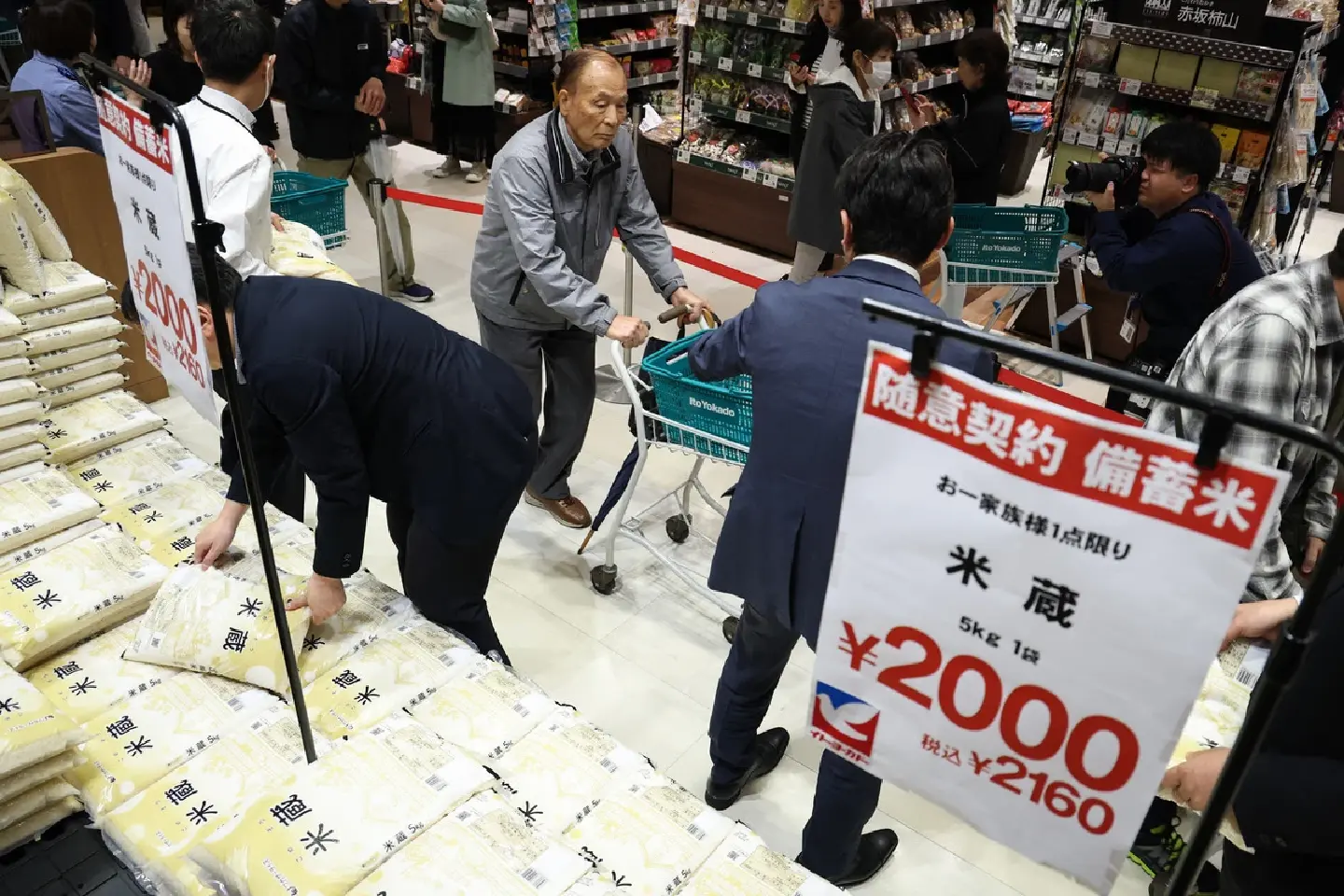 "2,000-Yen" govt-stockpiled rice reaches consumers in Japan