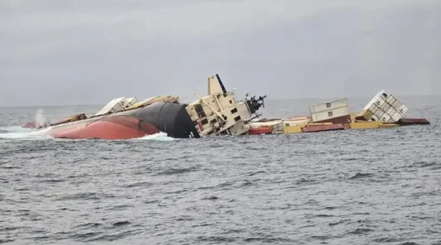 Ship carrying 640 containers and hazardous chemical sinks off India Ship carrying 640 containers and hazardous chemical sinks off India