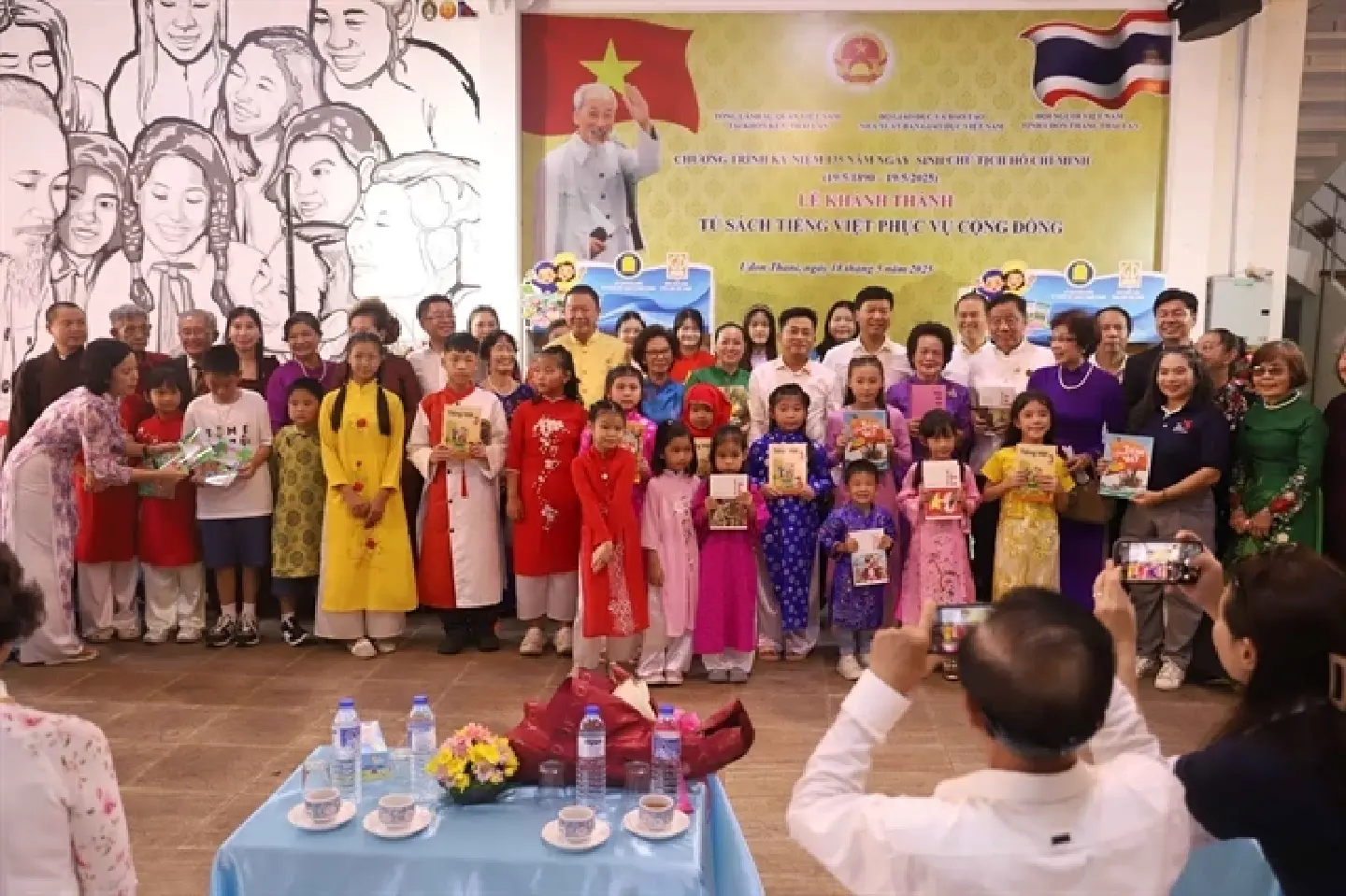 Bookcase project helps spread Vietnamese language in Thailand