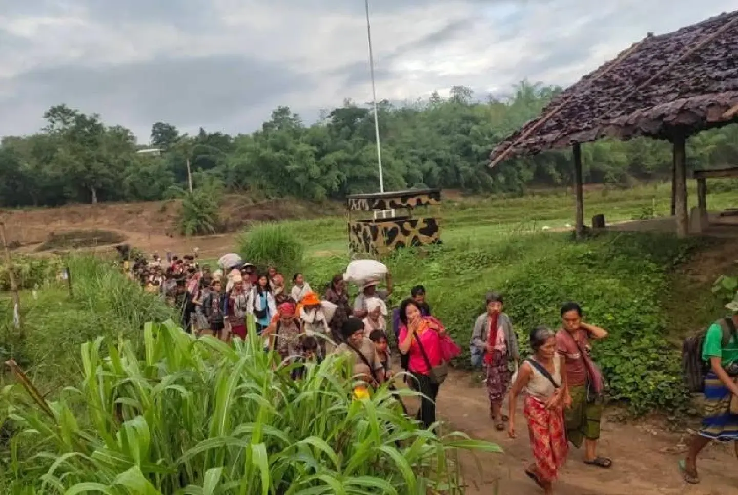 Over 400 flee to Thailand amid fighting in Mawkawi area north of Myawady