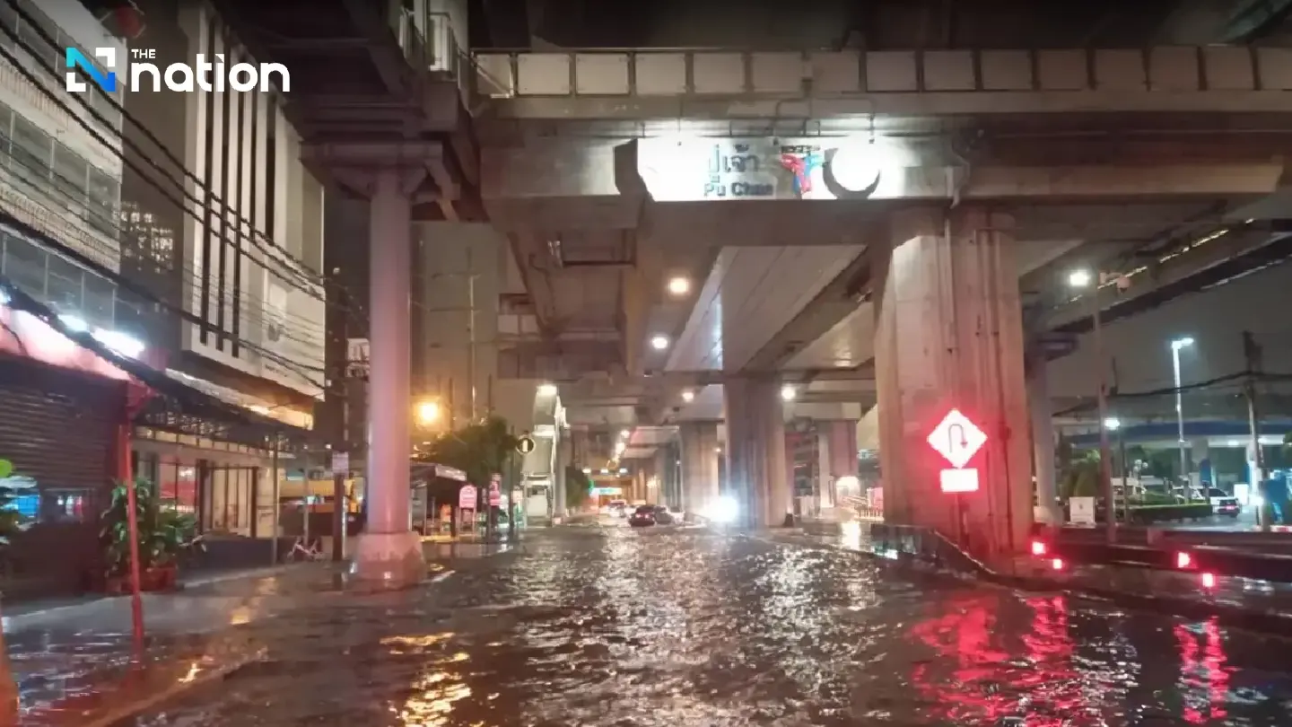 Heavy rains cause flooding and traffic jams in Samut Prakan on Labor Day