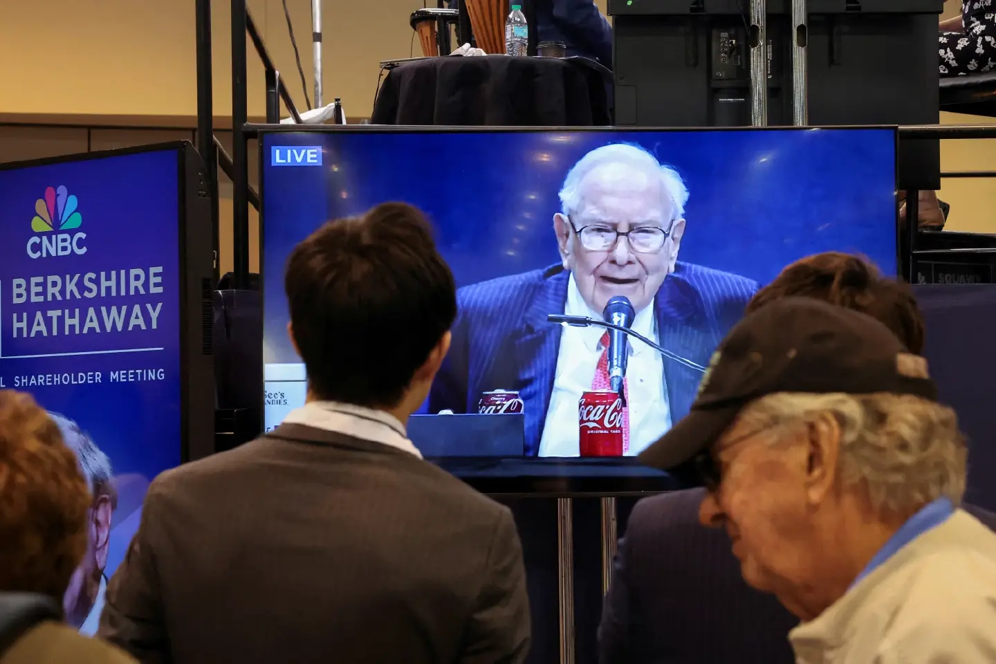 Buffett vows long-term investment in Japanese traders