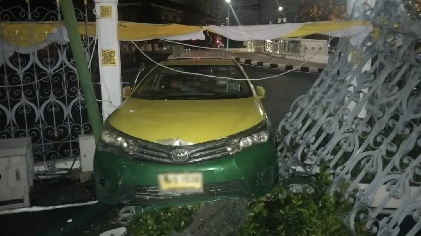 Drunk taxi driver crashes into Government House fence Drunk taxi driver crashes into Government House fence