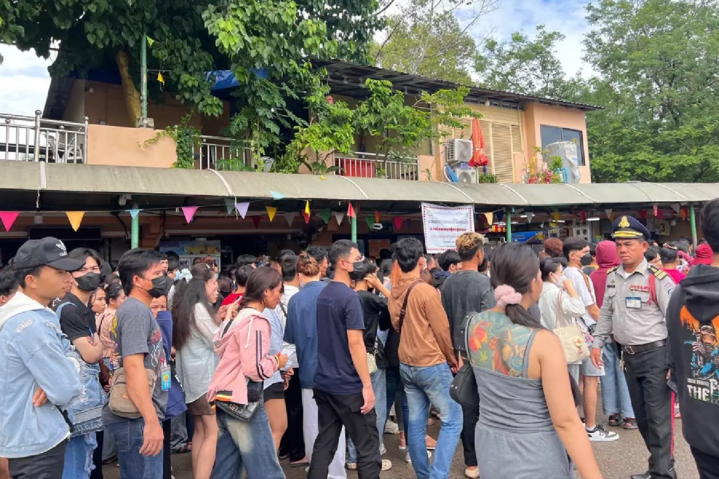 Hun Sen urges Khmer workers in Thailand to return home, predicting prolonged border dispute Hun Sen urges Khmer workers in Thailand to return home, predicting prolonged border dispute
