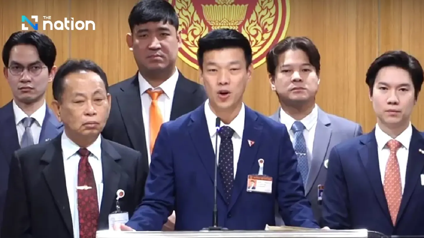 Natthaphong leads People’s Party to demand dissolution of parliament and calls for government reset Natthaphong leads People’s Party to demand dissolution of parliament and calls for government reset
