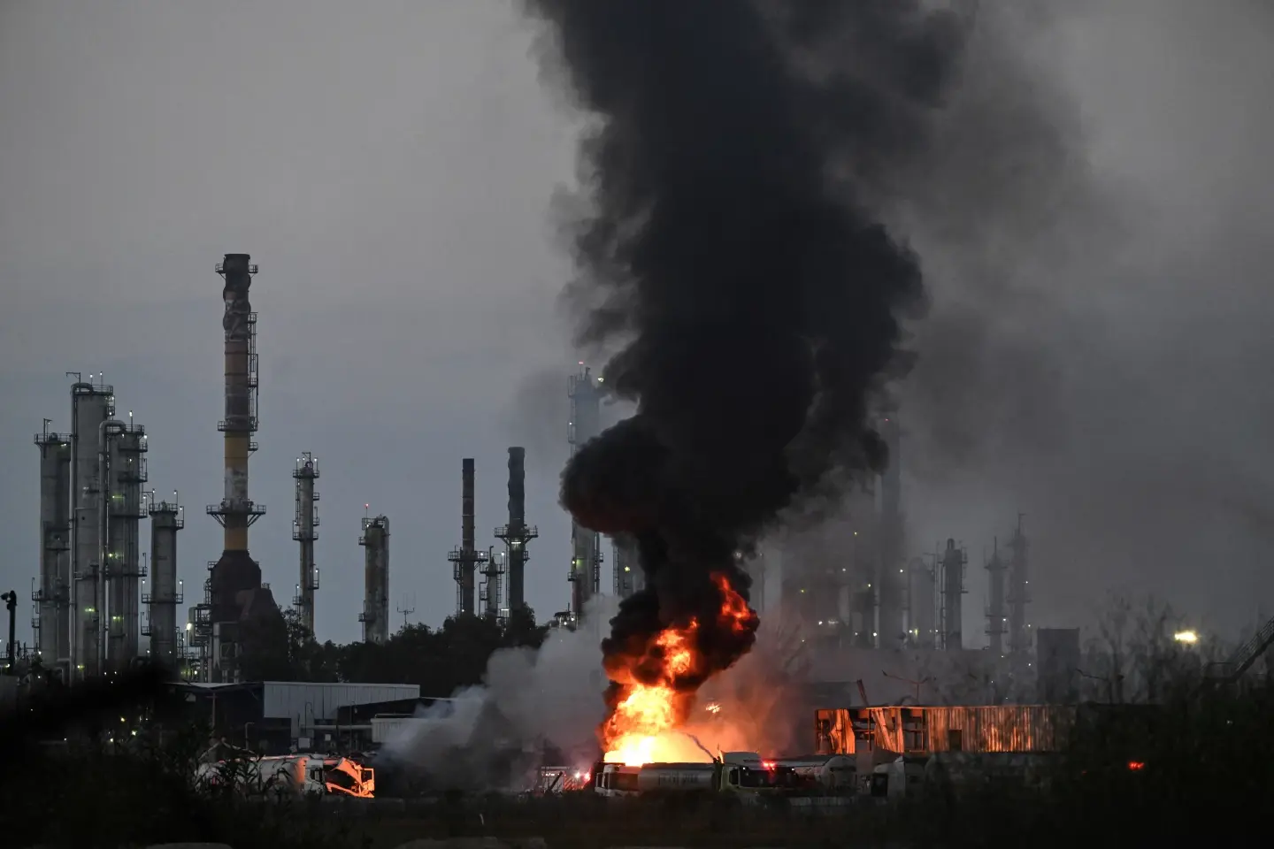 Trump urges Tehran evacuation as Iran-Israel conflict enters fifth day Trump urges Tehran evacuation as Iran-Israel conflict enters fifth day