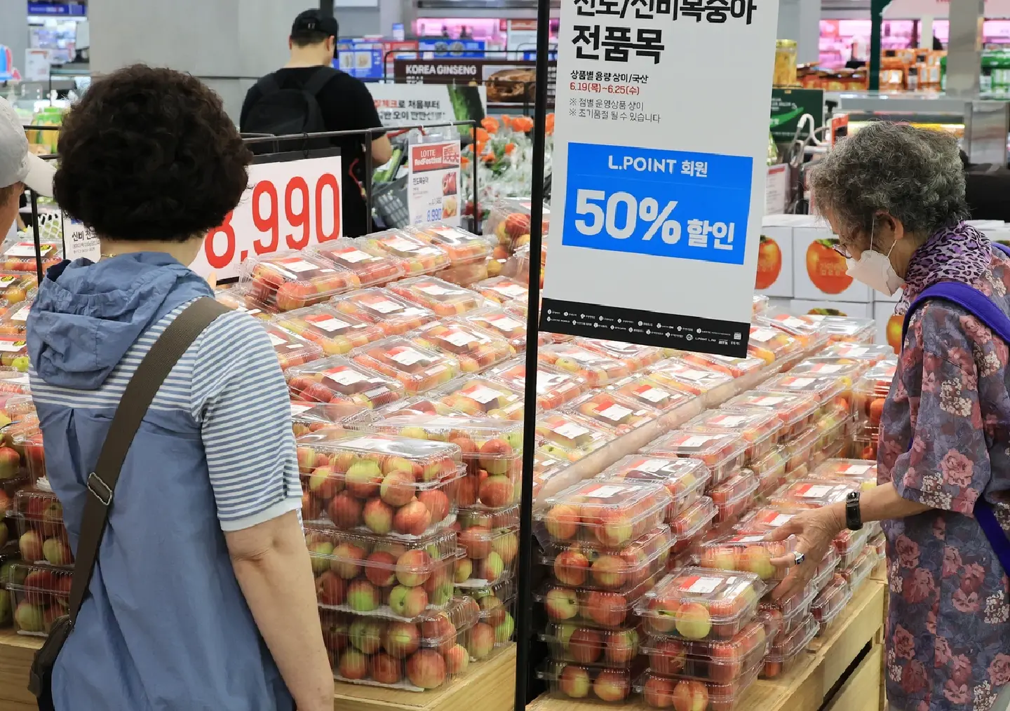 South Korean cabinet approves universal cash grant amid controversy