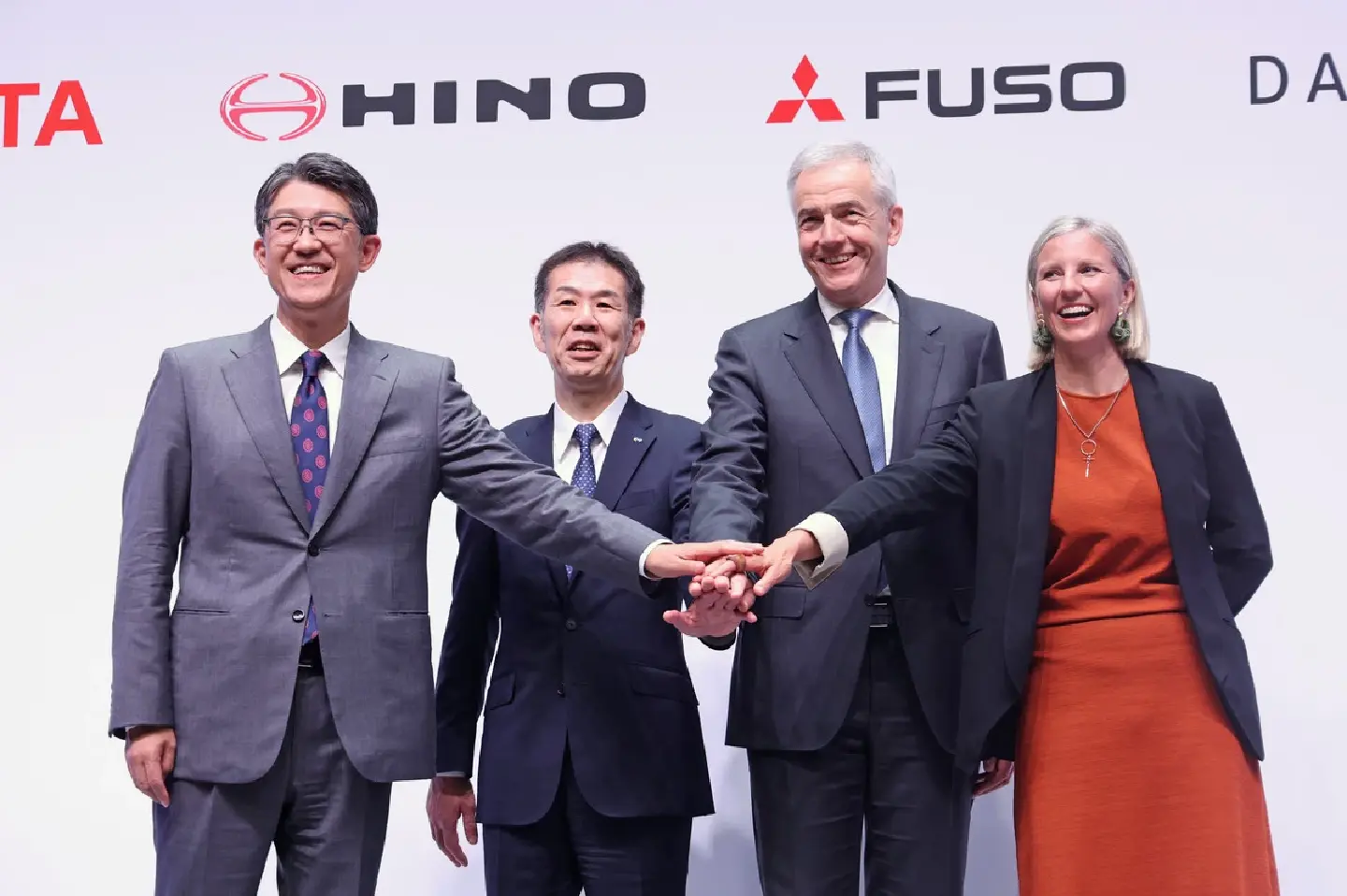 Hino, Mitsubishi Fuso sign merger deal Hino, Mitsubishi Fuso sign merger deal