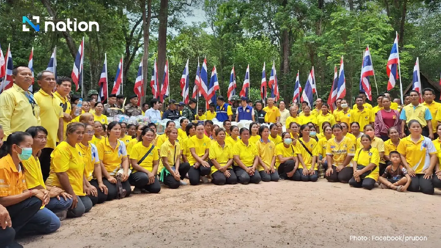 Governor leads civilians and officials to visit troops along border in Ubon Ratchathani