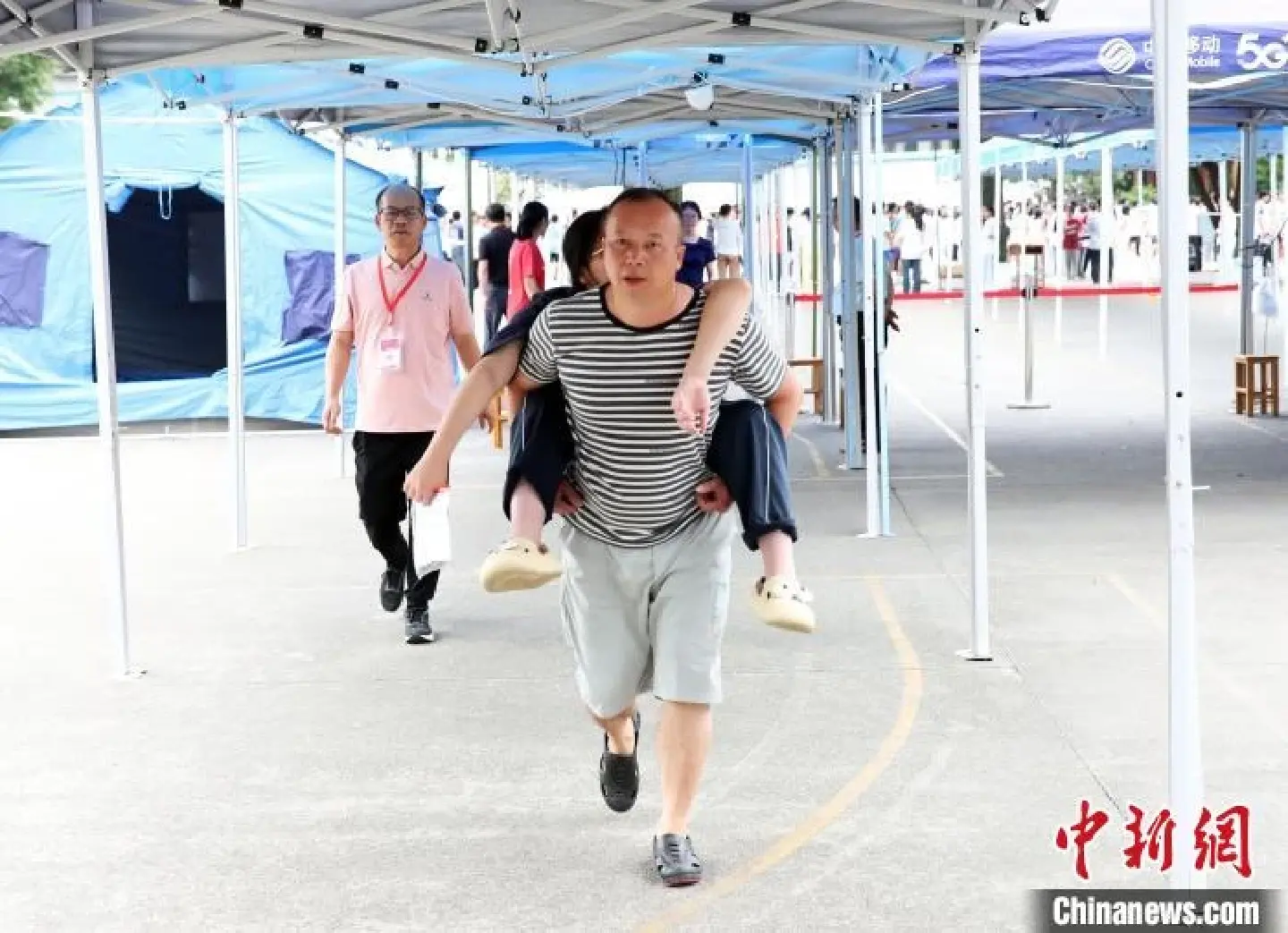 Man carries his daughter through 12 years of school to gaokao Man carries his daughter through 12 years of school to gaokao
