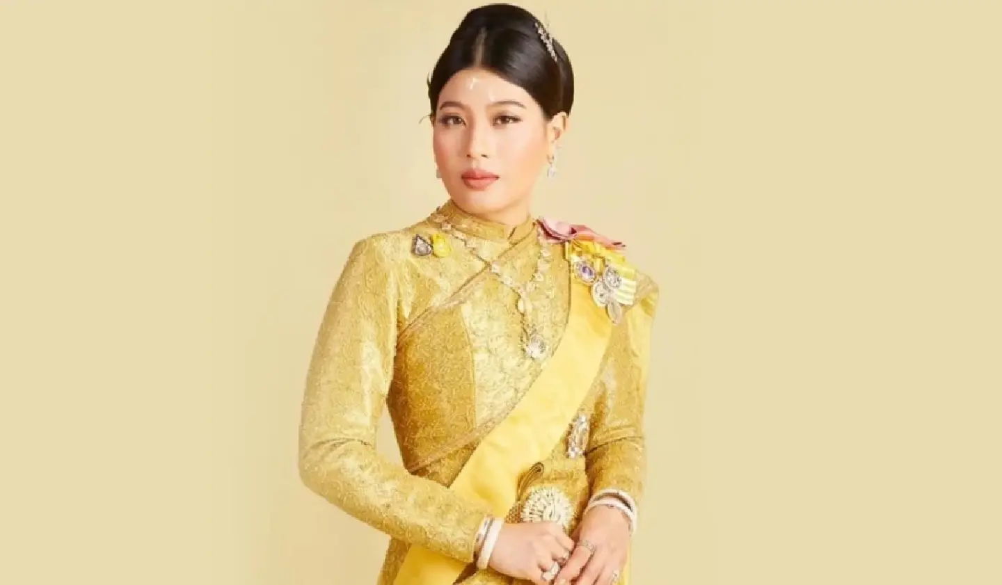 Princess Sirivannavari donates salary and supplies to Thai-Cambodian border troops Princess Sirivannavari donates salary and supplies to Thai-Cambodian border troops