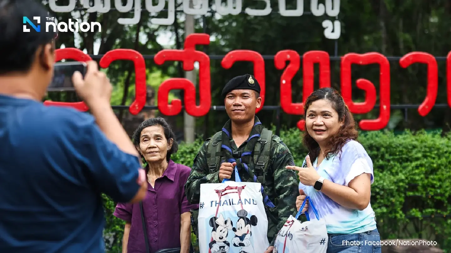 Thai tourists visit troops at Prasat Ta Muen Thom to show support