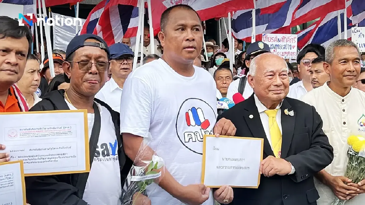 Protesters rally against Somsak ahead of medical council’s meeting