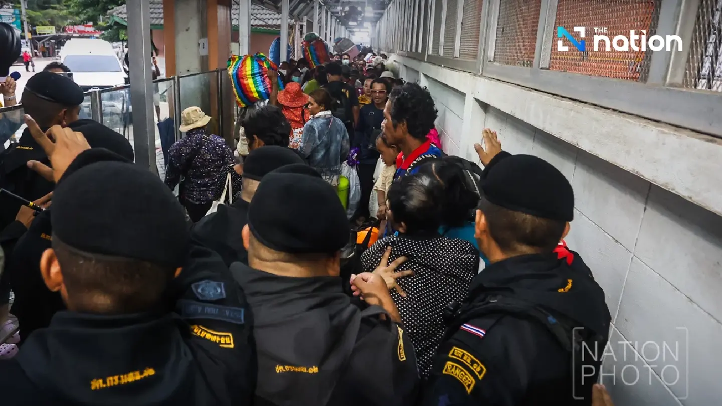Tensions flare at Sa Kaeo border as Cambodians flock to return home; authorities control situation Tensions flare at Sa Kaeo border as Cambodians flock to return home; authorities control situation