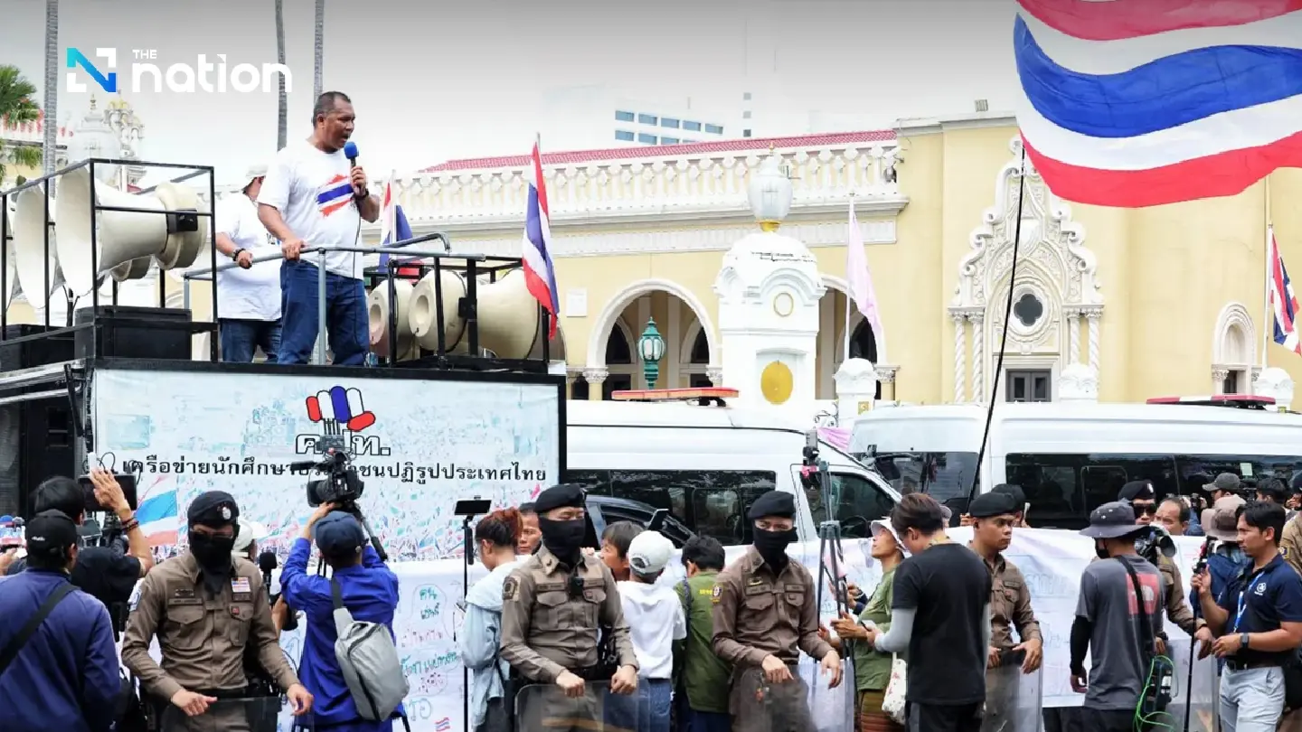 Protesters surround Government House, demand Paetongtarn resign over Hun Sen audio clip Protesters surround Government House, demand Paetongtarn resign over Hun Sen audio clip