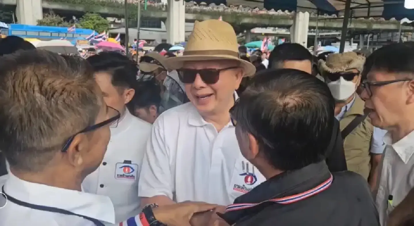 Sondhi plays Sarit clip, blasts Thaksin and Hun Sen in fiery speech