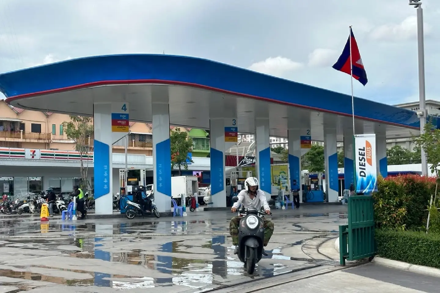 Cambodia confident no supply disruptions after Thai fuel, gas imports halted