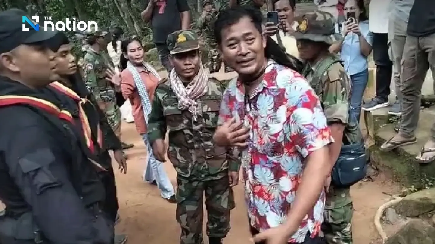 Cambodian woman carries national flag into Prasat Ta Khwai, nearly causes clash with Thais Cambodian woman carries national flag into Prasat Ta Khwai, nearly causes clash with Thais