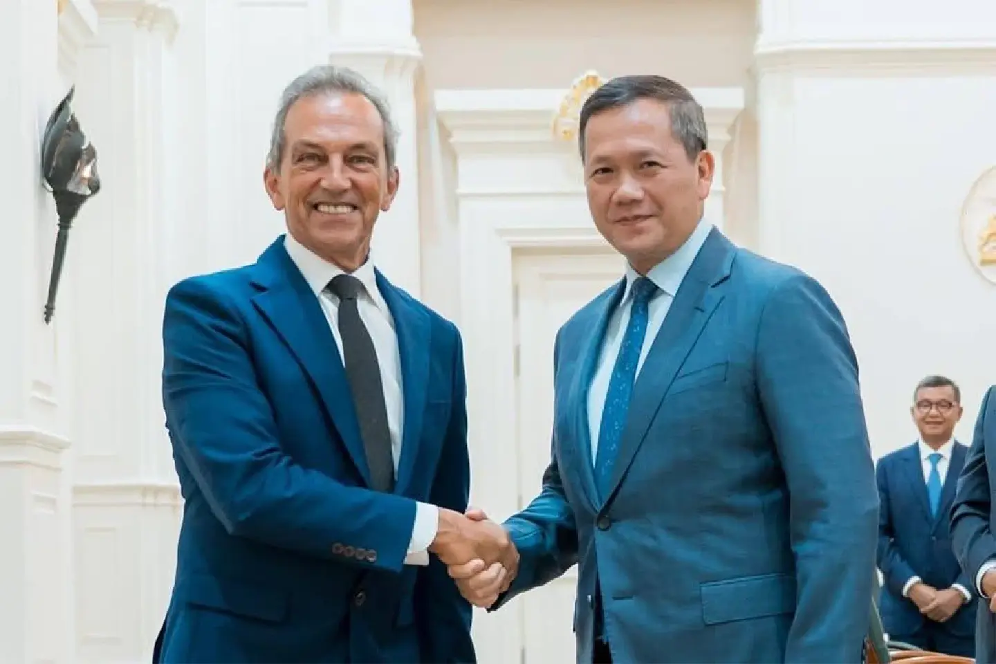 Manet meets with international legal expert
