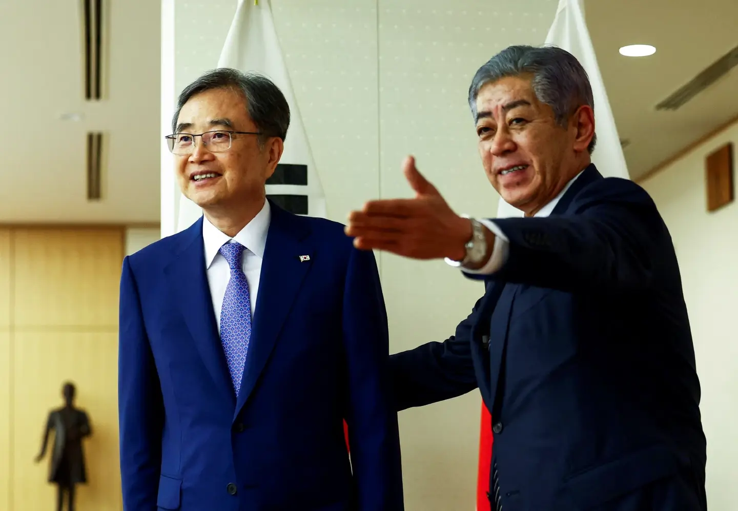 Iwaya, South Korea's Cho affirm cooperation at 1st meeting Iwaya, South Korea's Cho affirm cooperation at 1st meeting