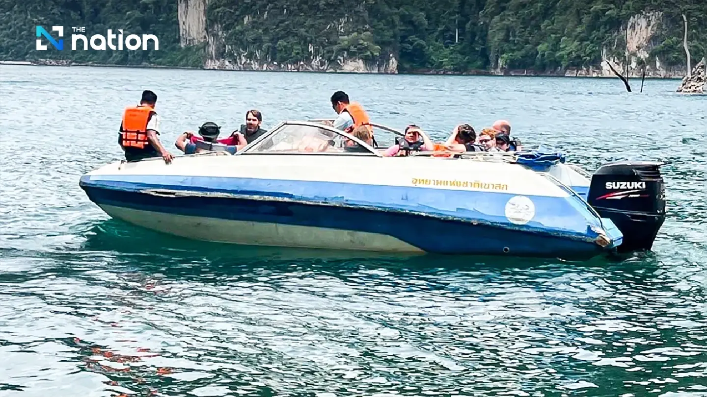 Tour guide dies after boat capsizes in Ratchaprapha Dam; all foreign tourists rescued