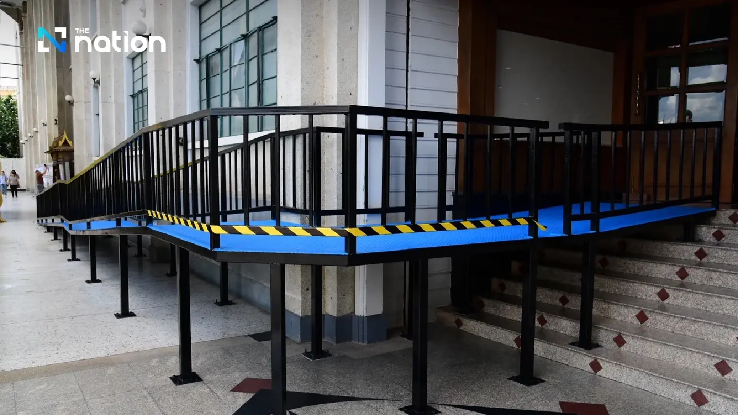 Chadchart inaugurates new wheelchair ramp at Bangkok City Hall (Sao Chingcha)