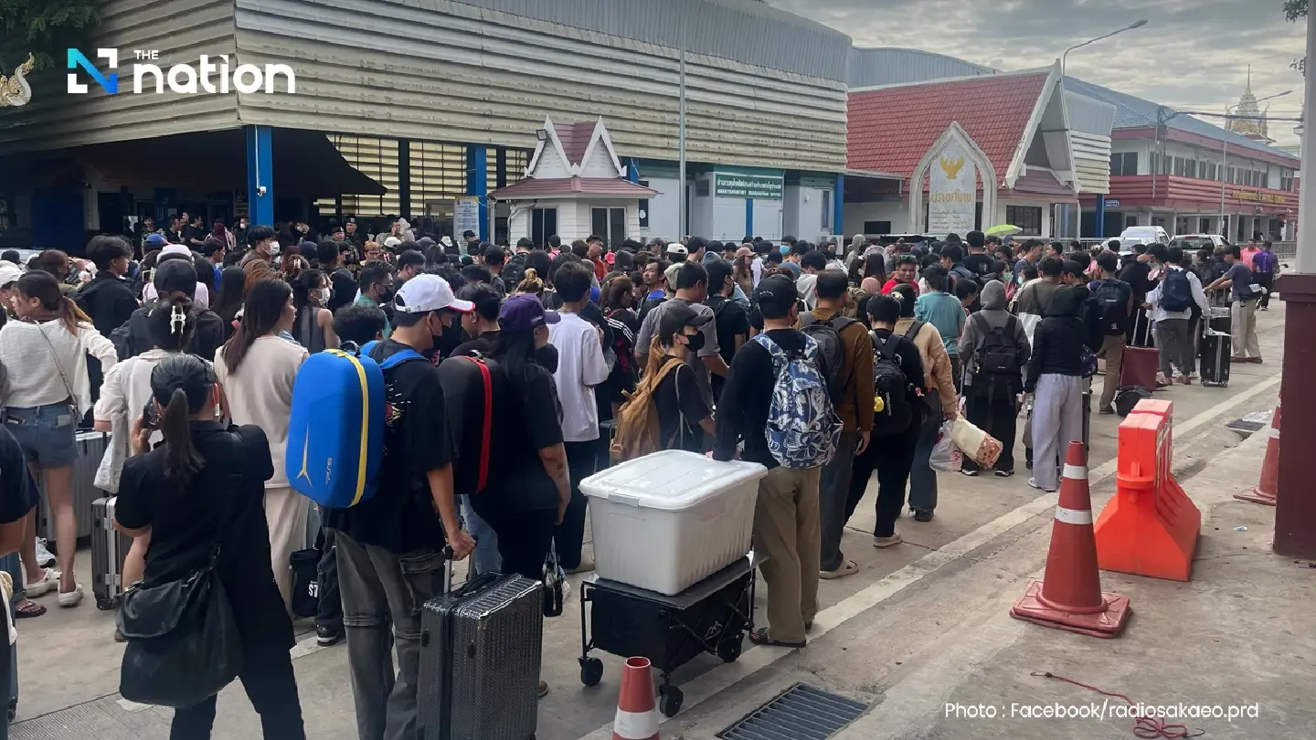 Over 1,000 Cambodian workers rush to return home amid border clashes, crowding Ban Khlong Luek checkpoint Over 1,000 Cambodian workers rush to return home amid border clashes, crowding Ban Khlong Luek checkpoint