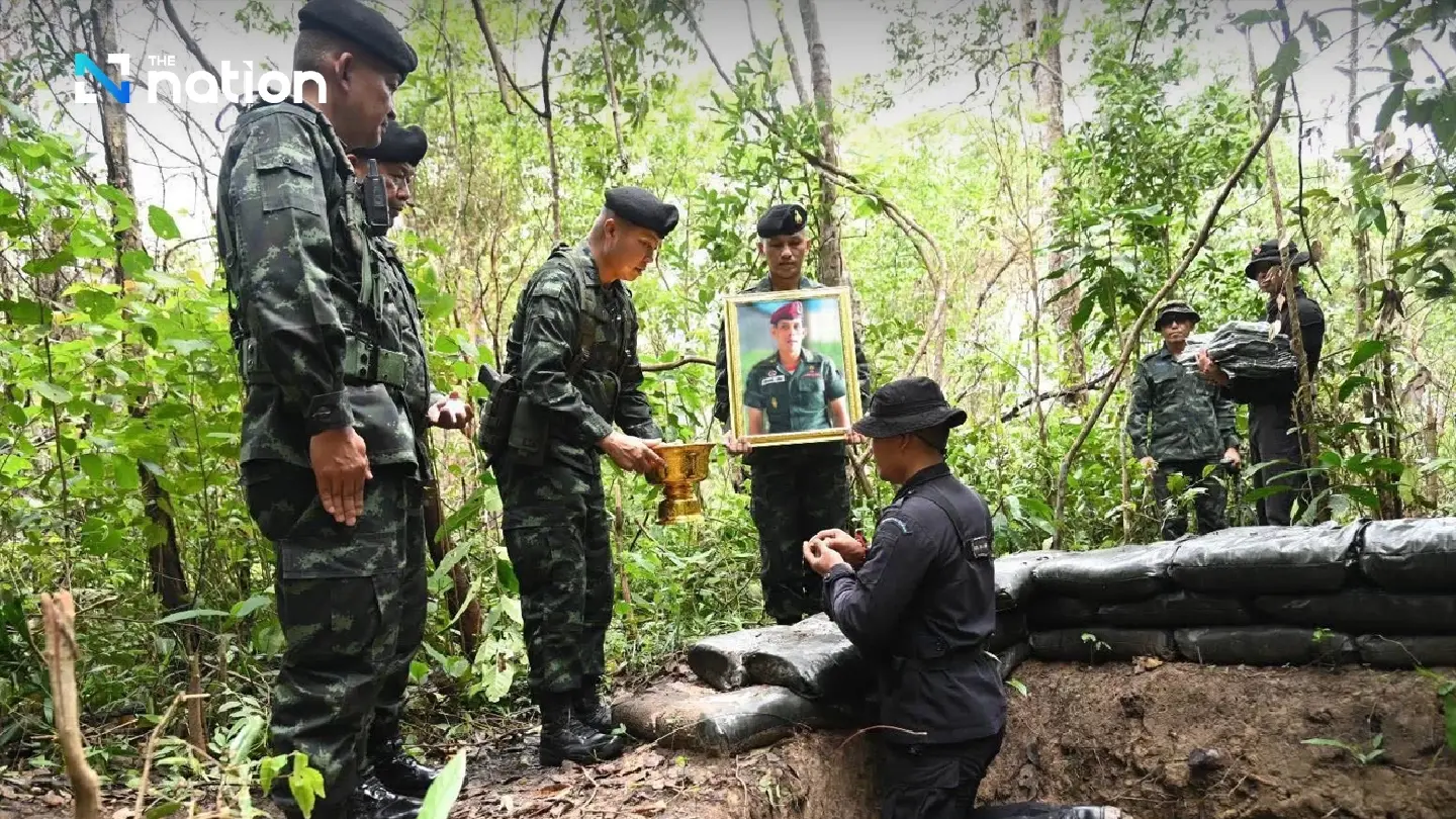 2nd Army chief delivers King, Princess’ gifts to troops guarding Ubon Ratchathani border 2nd Army chief delivers King, Princess’ gifts to troops guarding Ubon Ratchathani border