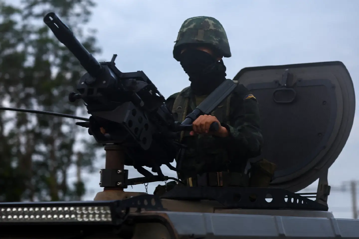 How do Cambodia and Thailand's militaries compare?