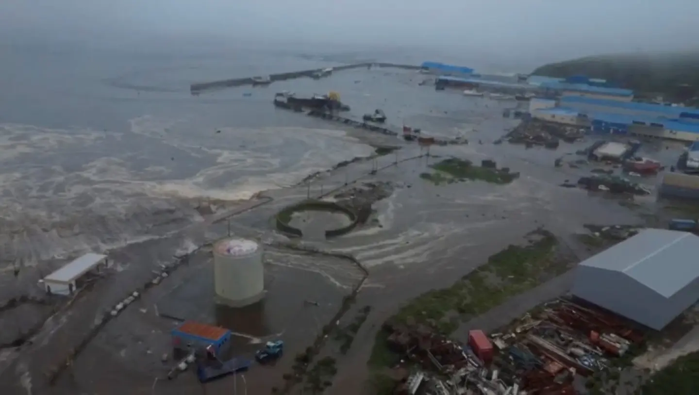 Tsunami waves reach Hawaii after huge quake rattles Russia's Far East Tsunami waves reach Hawaii after huge quake rattles Russia's Far East