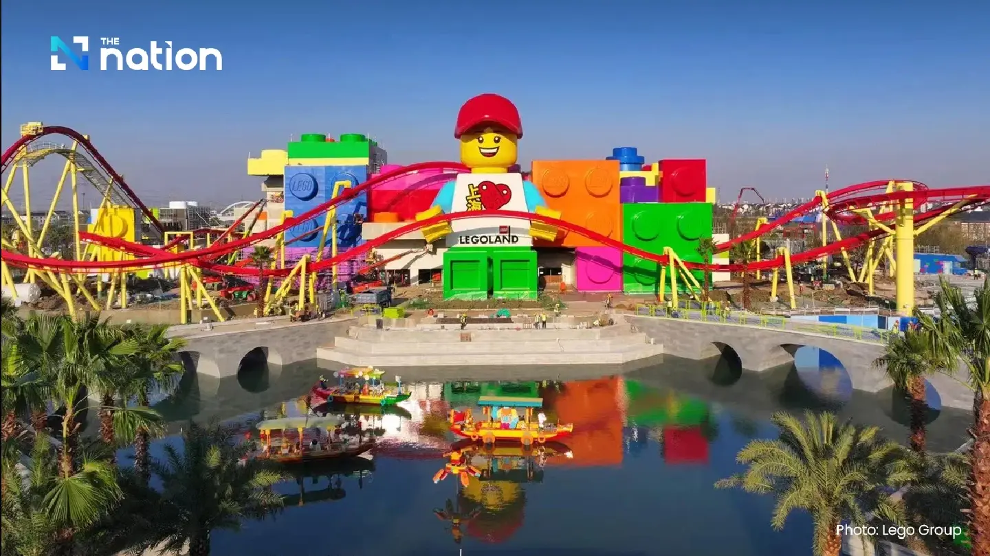 Legoland Shanghai Thronged on Opening Day, Defying Heatwave