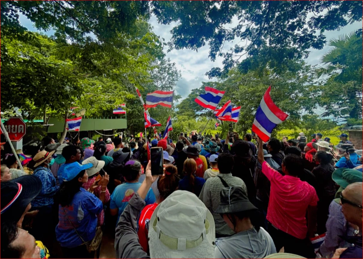 Villagers and nationalist groups rally at Sa Kaeo border to defend Thai territory
