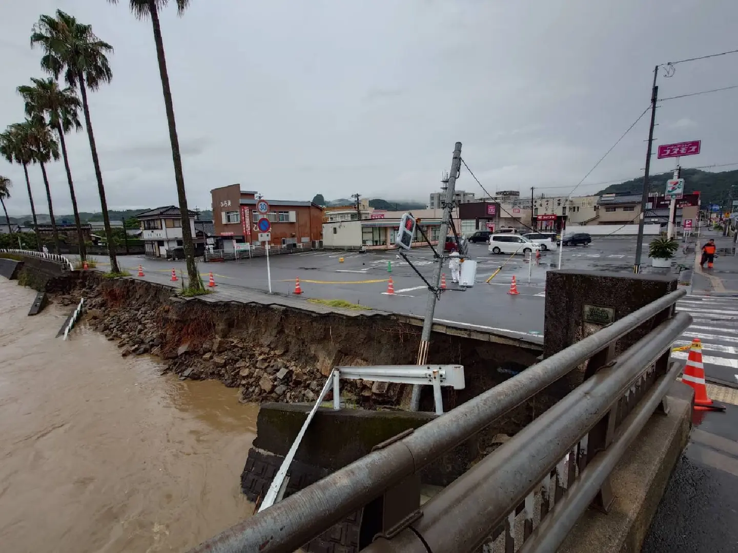 Heavy rain emergency warning issued for southwestern Japan city Heavy rain emergency warning issued for southwestern Japan city